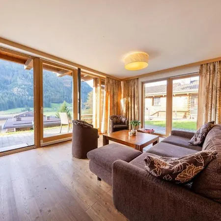 Schoeneben Hochfeld Huette * Wald im Pinzgau