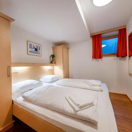 Schoeneben Hochfeld Huette * Wald im Pinzgau