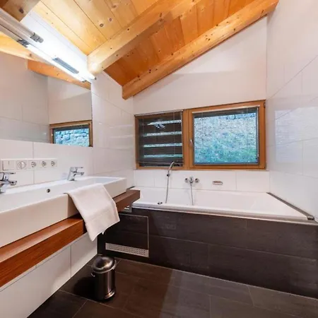 Schoeneben Hochfeld Huette * Wald im Pinzgau