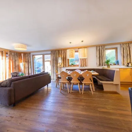 Semesterbostad Schoeneben Hochfeld Huette Wald im Pinzgau