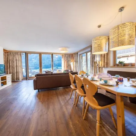 Schoeneben Hochfeld Huette Wald im Pinzgau